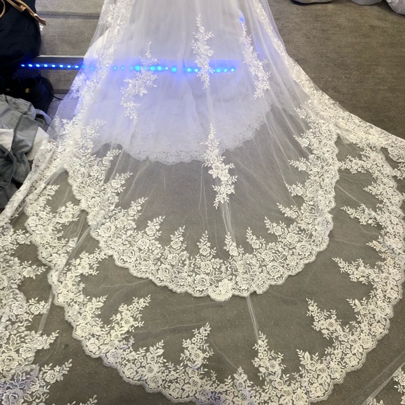 White Bridal Gown - Picture 4 of 8